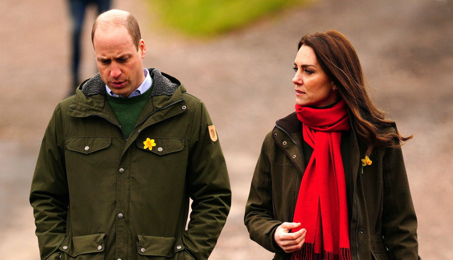 BRITANIJA ZANEMELA: Procurile fotografije princa Vilijama i Kejt Midlton iz kreveta, ljudi u neverici šta to drže u rukama! (FOTO)