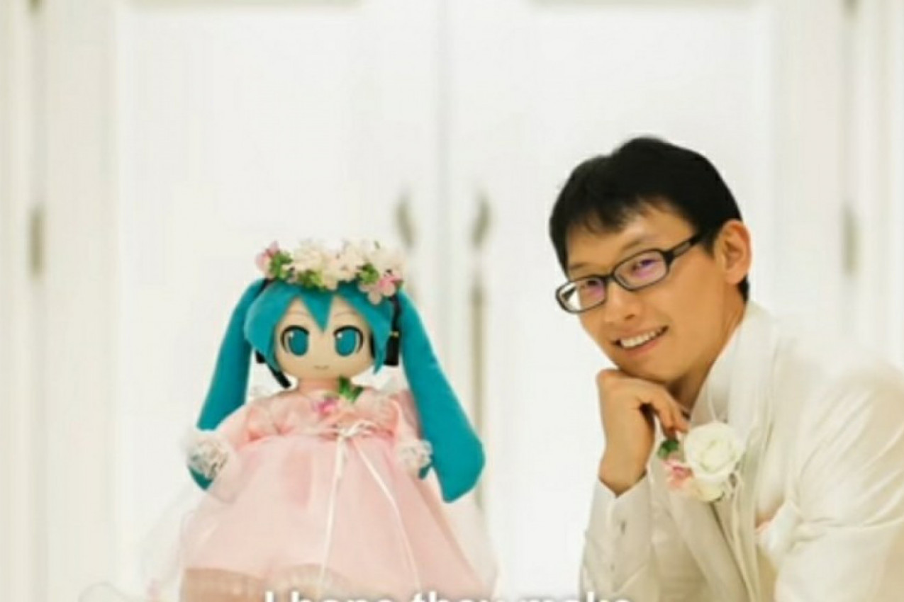 OŽENIO JE LUTKU IZ VIDEO IGRE I ŠOKIRAO SVET! Tvrdi da mu je na venčanju SAMO jedna stvar nedostajala! (FOTO)