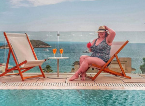 GOJAZNA SAM I NE MOGU DA SEDNEM U AVION, ALI TO NIJE MOJA KRIVICA! Ženu razapeli zbog ovog komentara, predviđaju i kada će UMRETI!