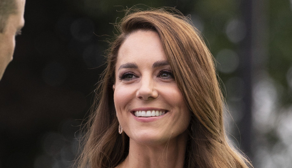 SVI BRUJE O TAJNOM SIMBOLU NA SAKOU SA KOJIM SE KEJT MIDLTON POJAVILA U JAVNOSTI! Šta bi to trebalo da znači, pojavile se i prve teorije