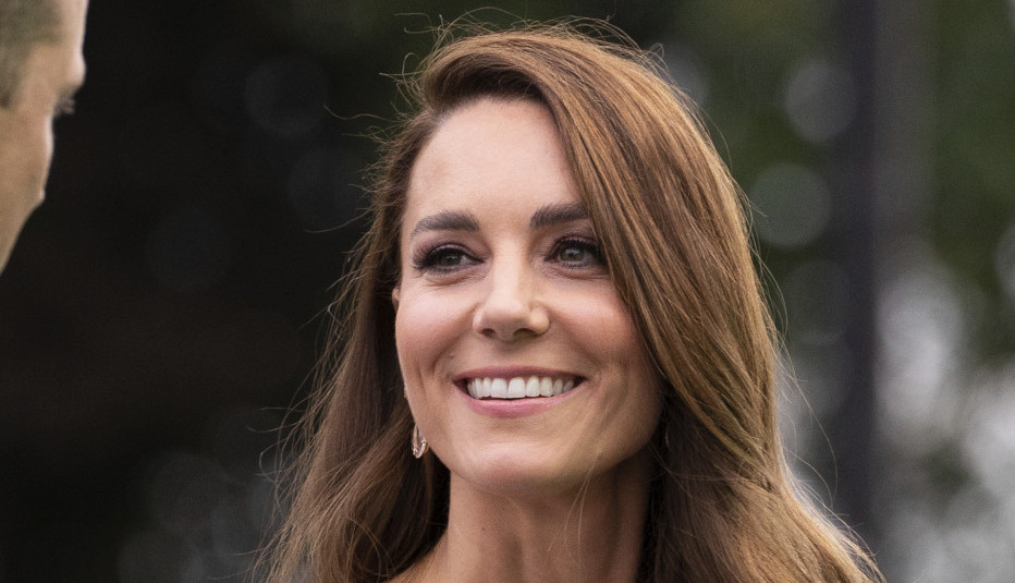 SVI BRUJE O TAJNOM SIMBOLU NA SAKOU SA KOJIM SE KEJT MIDLTON POJAVILA U JAVNOSTI! Šta bi to trebalo da znači, pojavile se i prve teorije