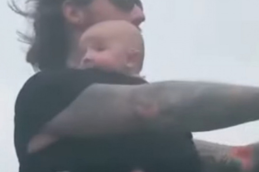 TATA JE OSTAO SAM S BEBOM NEKOLIKO DANA, A ONDA JE MAJCI STIGAO SNIMAK! Žena umalo nije umrla (VIDEO)!