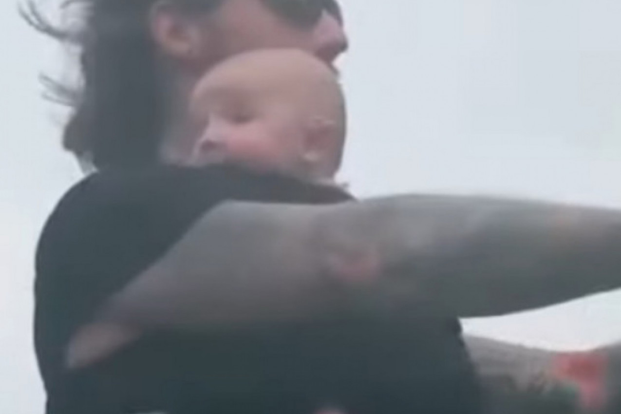 TATA JE OSTAO SAM S BEBOM NEKOLIKO DANA, A ONDA JE MAJCI STIGAO SNIMAK! Žena umalo nije umrla (VIDEO)!