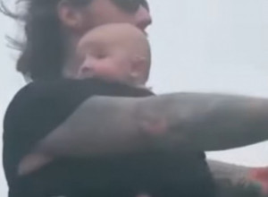 TATA JE OSTAO SAM S BEBOM NEKOLIKO DANA, A ONDA JE MAJCI STIGAO SNIMAK! Žena umalo nije umrla (VIDEO)!