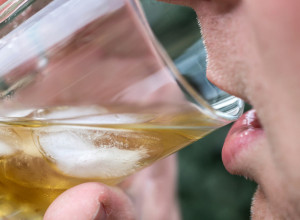 RAZOTKRIVENA NEVEROVATNA PREVARA! Budite oprezni u kafićima i restoranima! (VIDEO)