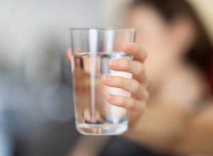 STA NAŠEM TELU U STVARI RADI ISPIJANJE ČAŠE VODE PRED SPAVANJE? Rezultati su iznenađujući!