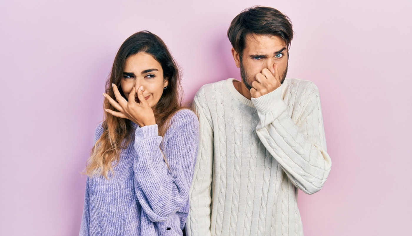 DEVOJKA MI SE TUŠIRA SVAKIH NEKOLIKO DANA I TO ME UBIJA! Njena reakcija na moj prigovor me je prenerazila!