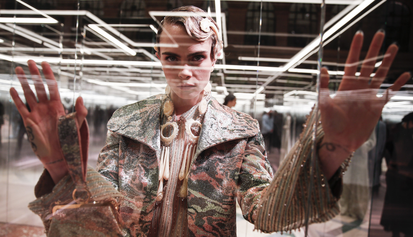 IZAŠLA GOLA DO POJASA, SVE SE TRESLO, GRUDI NA IZVOLTE! Ljudi u šoku, izazvala ozbiljnu pomamu!