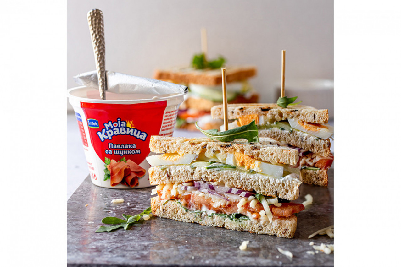 SUPERDORUČAK: Tostirani klub sendvič sa Moja Kravica pavlakom sa šunkom