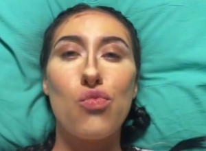 ŠMINKALA SE USRED POROĐAJA! A onda je na snimku poručila samo jedno! (VIDEO)