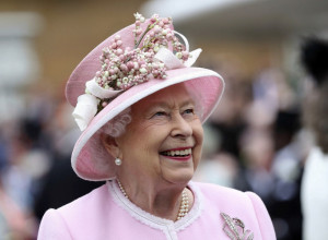 KRALJICA VEĆ 60 GODINA JEDE JEDNU HRANU! Svi se pitaju da li je to tajna njene dugovečnosti, a evo i šta NIKAKO NE VOLI!