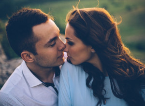 VAŠ MUŠKARAC RADI OVE TRI STVARI? Evo šta to znači i da li je vaš odnos osuđen na propast ili ste suđeni jedno drugom!