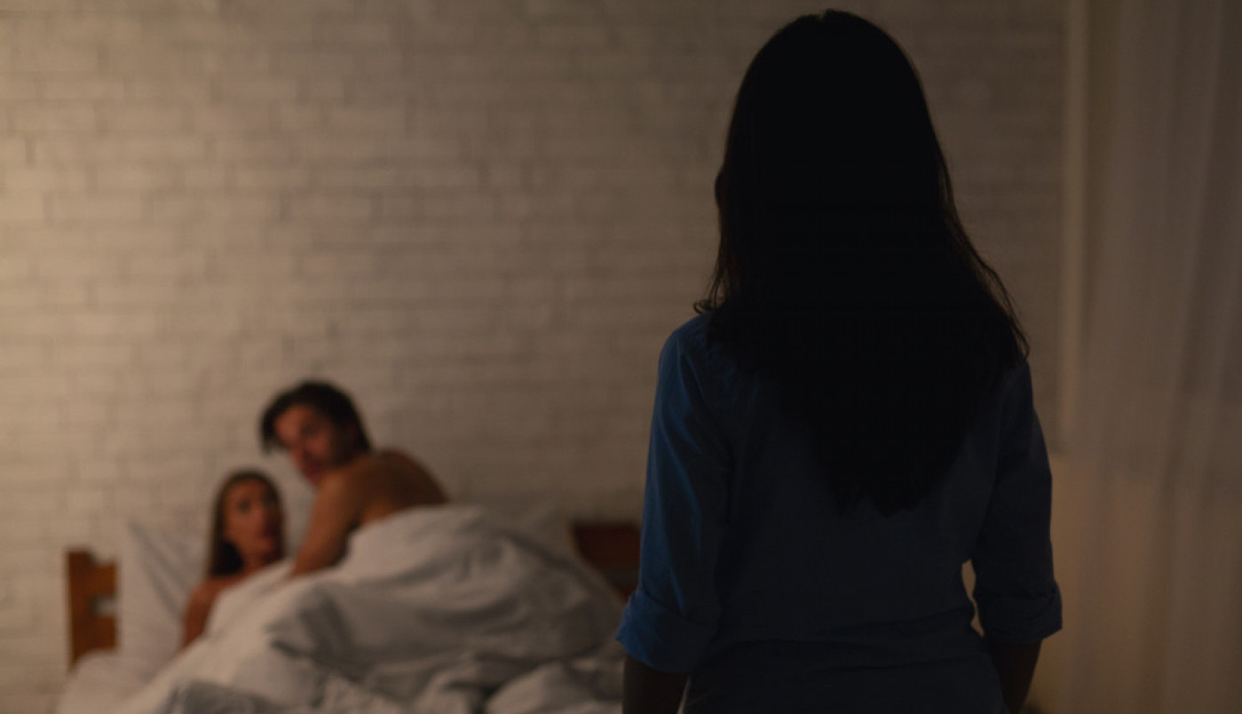 Primila sam polusestru u naš dom, a ona mi je ZABOLA NOŽ U LEĐA! Kada sam došla kući zatekla sam ih na kauču!