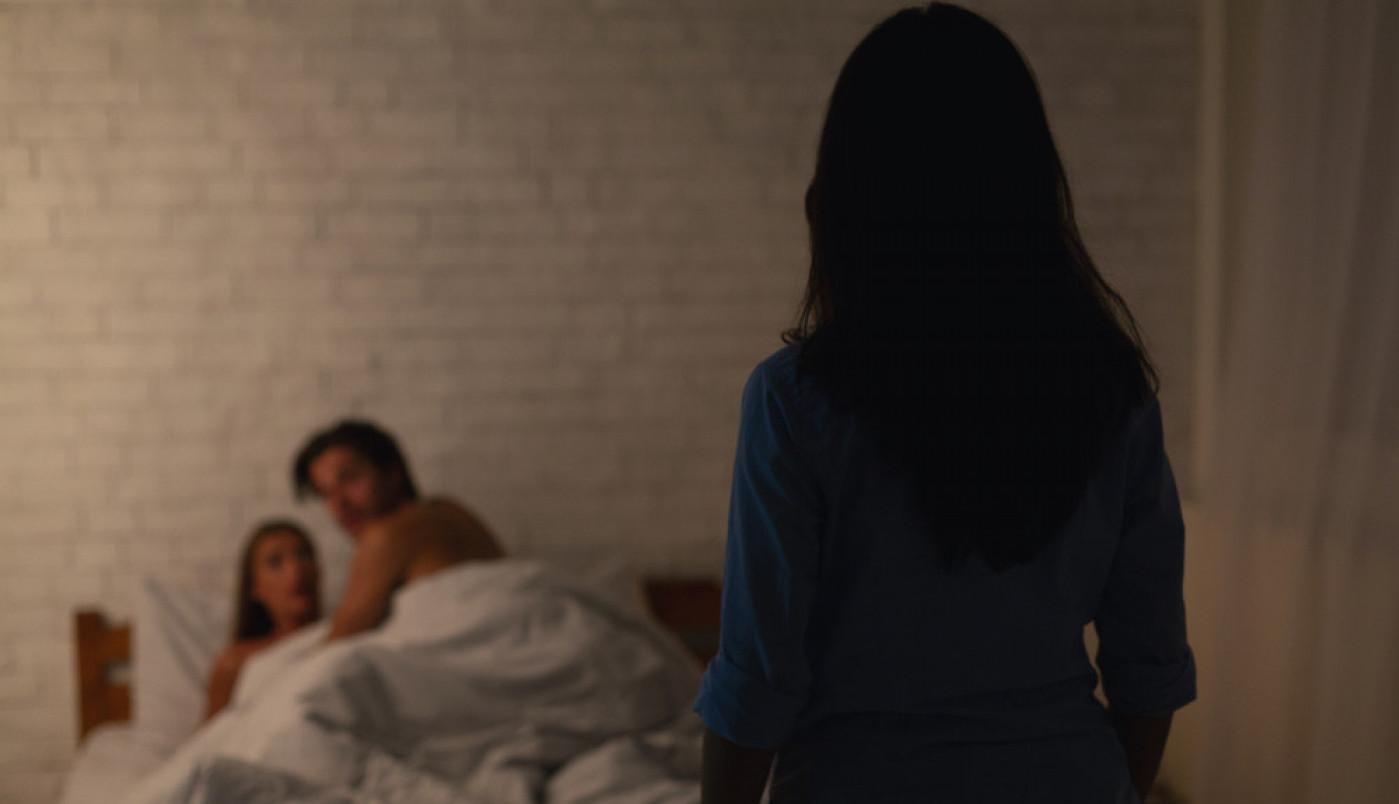 Primila sam polusestru u naš dom, a ona mi je ZABOLA NOŽ U LEĐA! Kada sam došla kući zatekla sam ih na kauču!