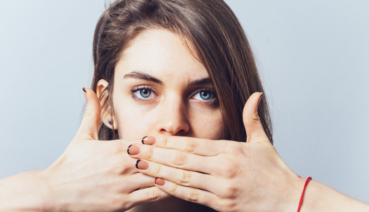 SUVA USTA SU ZNAK ZA ALARM! Uobičajeni simptom nije povezan samo s potrebom za vodom, može da ukazuje na 5 oboljenja!