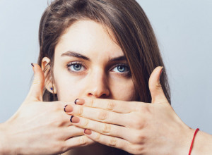 SUVA USTA SU ZNAK ZA ALARM! Uobičajeni simptom nije povezan samo s potrebom za vodom, može da ukazuje na 5 oboljenja!