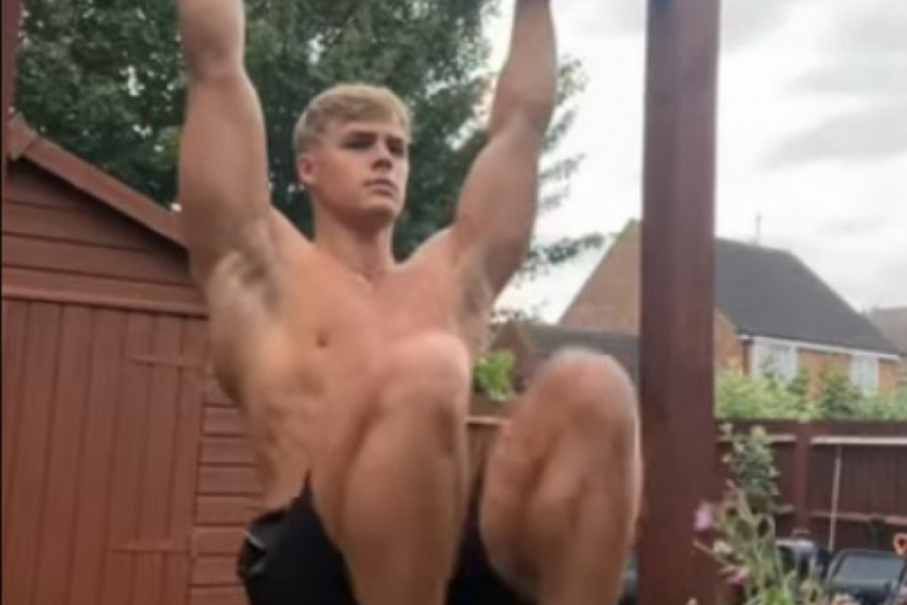 OVAJ MOMAK IMA NEŠTO NA ČEMU MU SVE DEVOJKE ZAVIDE! Fotografije njegovog tela ostavljaju bez daha!