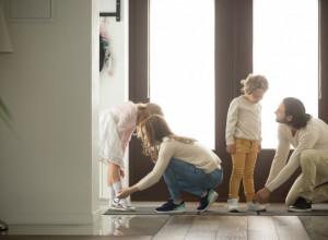 MOJA DECA NE NOSE CIPELE, NE VOZE SE U KOLICIMA I NE IDU U VRTIĆ! Vaspitne metode jedne majke blizanaca podigle su svetsku javnost na noge! (VIDEO)