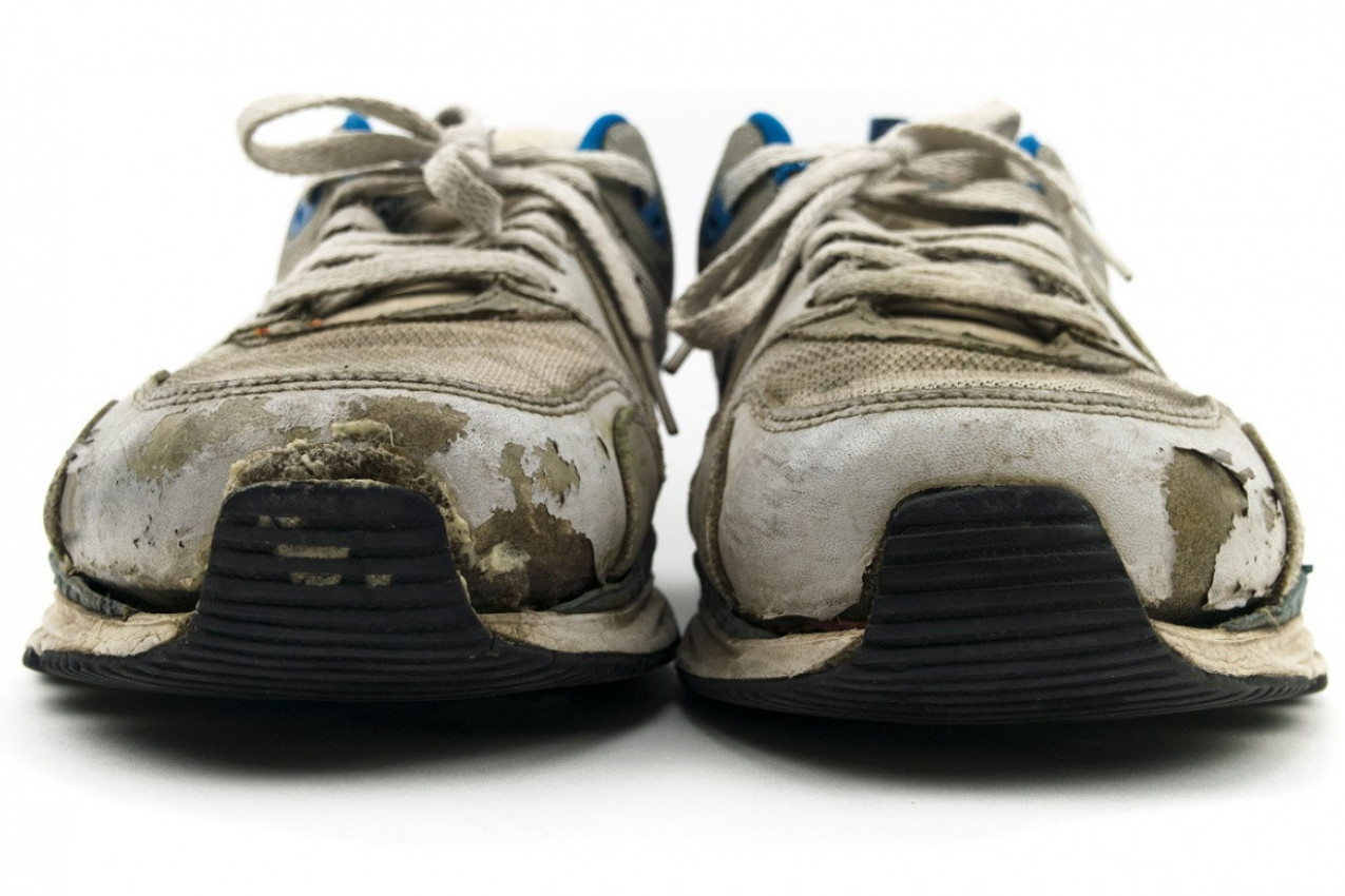 ČUVENI MODNI BREND "LANSIRAO" POTPUNO ISCEPANE PATIKE I PRODAJE IH ZA 560 EVRA! Da li biste ovo ikad obuli? (FOTO)