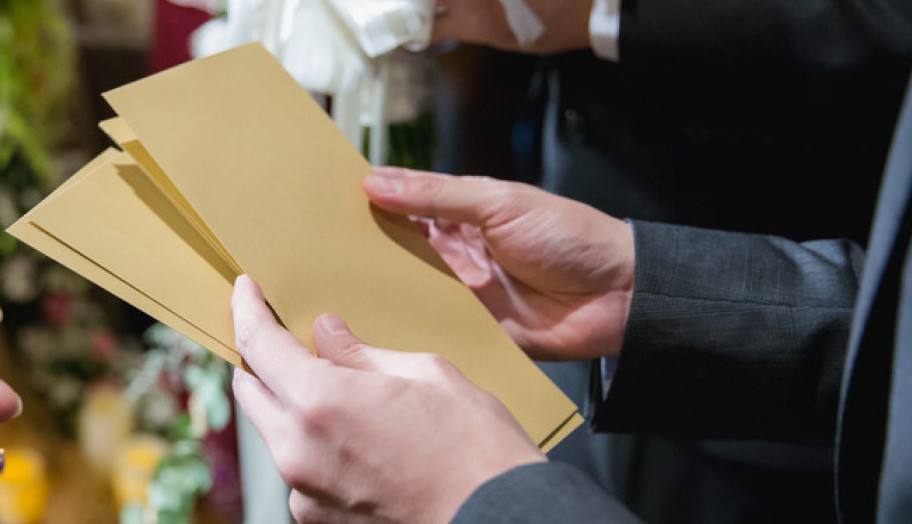 NEMCI OTKRILI KOLIKO PARA STAVLJAJU U KOVERTU KAO POKLON ZA VENČANJE! Da li vas ovo iznenađuje, koja je vaša cifra?