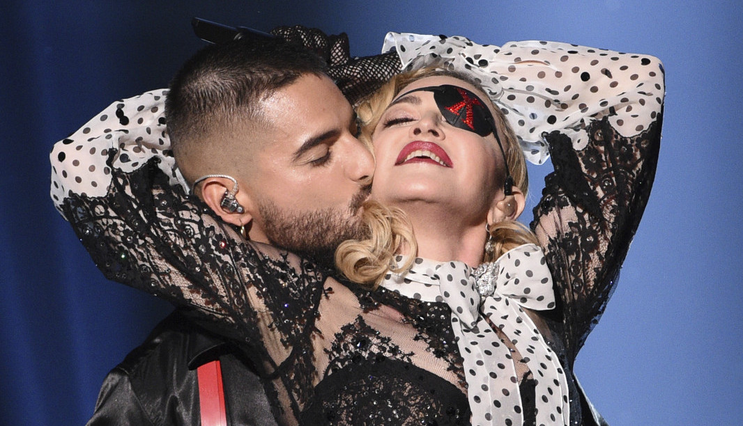 MADONA OBJAVILA SLIKU GDE POTPUNO GOLA RAĐA DRVO! Ponovo zaprepastila svet, na jednom prikazu je još ŠOKANTNIJI detalj! (FOTO)