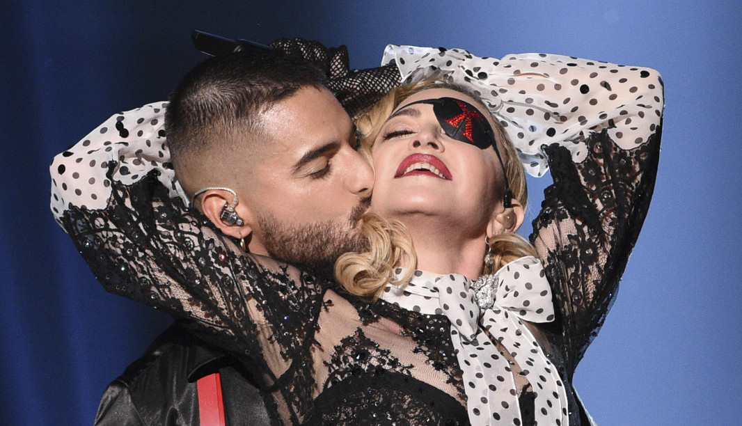 MADONA OBJAVILA SLIKU GDE POTPUNO GOLA RAĐA DRVO! Ponovo zaprepastila svet, na jednom prikazu je još ŠOKANTNIJI detalj! (FOTO)