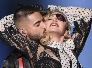 MADONA OBJAVILA SLIKU GDE POTPUNO GOLA RAĐA DRVO! Ponovo zaprepastila svet, na jednom prikazu je još ŠOKANTNIJI detalj! (FOTO)