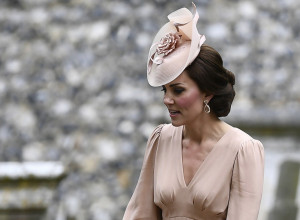 KEJT NOVIM POTEZOM RASPAMETILA FANOVE! Na poseban način je poslala poruku kraljici, njena haljina je SVE rekla!