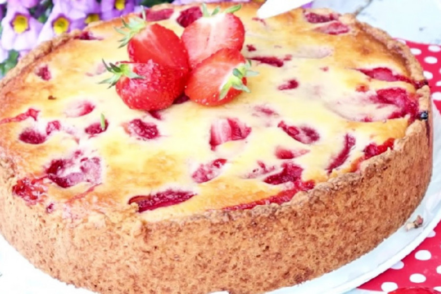 IDEALAN PROLEĆNI SLATKIŠ: Recept za jogurt pitu sa jagodama koja je san svakog sladokusca!