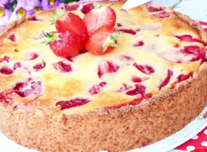 IDEALAN PROLEĆNI SLATKIŠ: Recept za jogurt pitu sa jagodama koja je san svakog sladokusca!