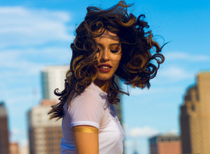 UMESTO U SALATU SIPAJTE OVO SREDSTVO NA KOSU! Rezultati će vas fascinirati