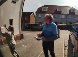 PAS JOJ JE PAO KROZ PROZOR KUPATILA! Ono što je sledilo je paralisalo svet, njena reakcija je neverovatna