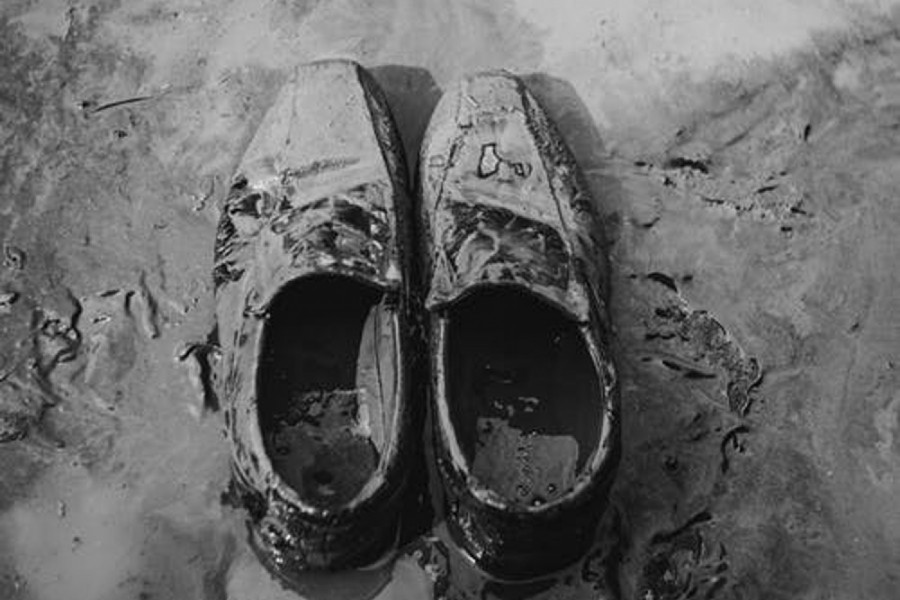 KUPILA JE POLOVNE ČIZME PREKO INTERNETA I U JEDNOJ OD NJIH ZATEKLA ŠOKANTAN PRIZOR! Gledala je u čudu i nije mogla da veruje svojim očima!