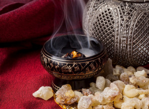 ZAŠTO JE TAMJAN TAKO MOĆAN? Rituali za prizivanje sreće i mira u kući