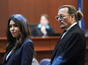 DODIRI KOJE NE LAŽU: Džoni Dep u vezi sa svojim advokatom? (VIDEO)