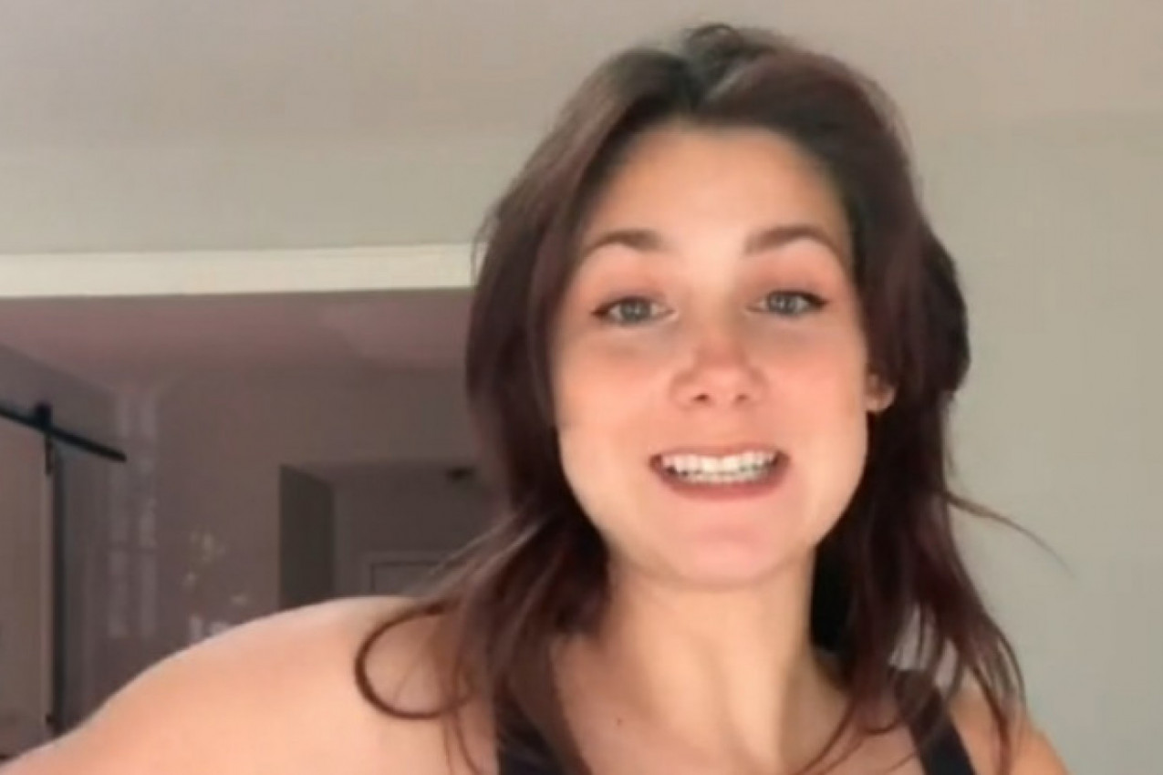 VELIKE GRUDI, VELIKI PROBLEM:  Nosite majicu bez leđa, čak i brusa, evo i kako!