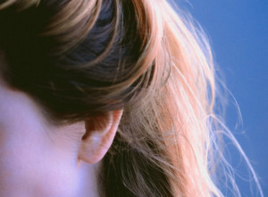 DA LI VAM KOSA NEPRIJATNO MIRIŠE ČAK I POSLE PRANJA? Mnogi koji pate od ovog problema ne znaju šta je uzrok, ni kako da se leče! (FOTO)