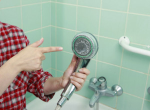 GENIJALAN TRIK ZA SKIDANJE KAMENCA: Potreban vam je samo jedan sastojak iz kuhinje