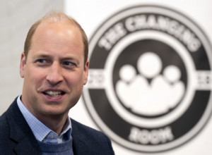 PREKRŠENI SVI KRALJEVSKI PROTOKOLI: Princ Vilijam se grli sa "običnom" ženom (FOTO)