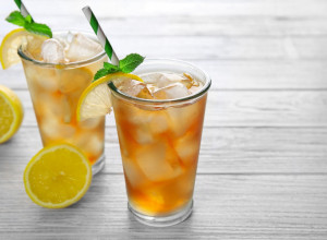 RECEPT ZA HLADNO LETNJE OSVEŽENJE: Domaći ledeni čaj koji će vas oduševiti!