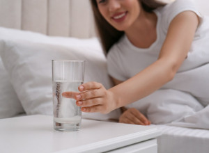 OSTAVITE ČAŠU VODE PORED KREVETA PRE SPAVANJA: Rituali ispijanja koji su spas za zdravlje
