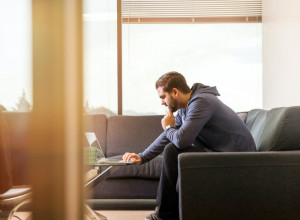 Ne smeta mi njena burna prošlost, ali zašto je moja devojka i dalje na SAJTOVIMA ZA SVINGERE?