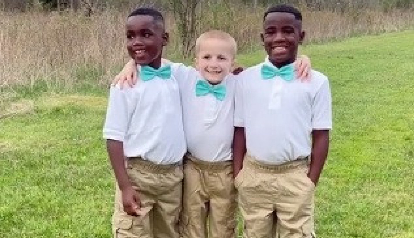 NE SMETE DA IM KAŽETE DA NISU BRAĆA: Upoznajte najneobičnije trojke na planeti (FOTO)