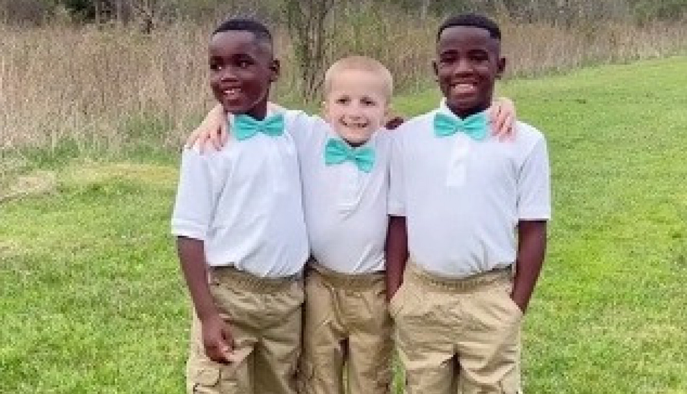 NE SMETE DA IM KAŽETE DA NISU BRAĆA: Upoznajte najneobičnije trojke na planeti (FOTO)