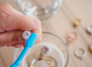 VRATITE SJAJ SREBRNOM NAKITU ZA 2 MINUTA! Trik koji je  zapalio društvene mreže!