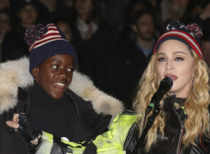 MADONA se pojavila sa sinom, svi su gledali SAMO u njega! Prošetao je samouvereno, ali mnogima nije jasno zašto se tako obukao!