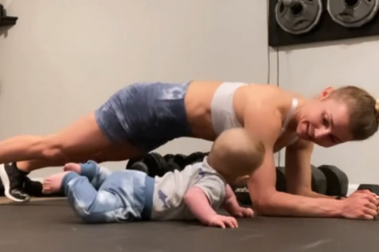 BEBA VEŽBA KAO VELIKA: Ima 5 meseci i već radi sklekove