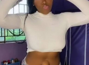 Ovo je devojka s najčudnijim pupkom na planeti, ljudi DOŽIVE ŠOK kada joj vide stomak! Svi je pitaju samo JEDNO i spominju muški polni organ!