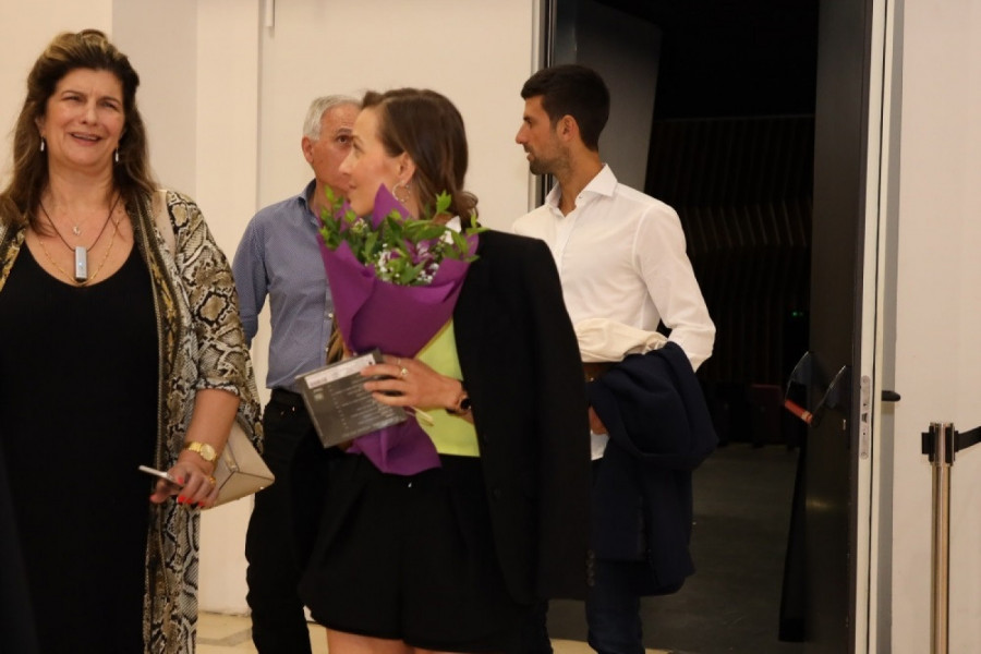 JELENA ĐOKOVIĆ SE POJAVILA U GRADU, otkrila je još jedan adut! Ovakvu je još nismo videli, pokazala je da i ovo može da nosi! (FOTO)