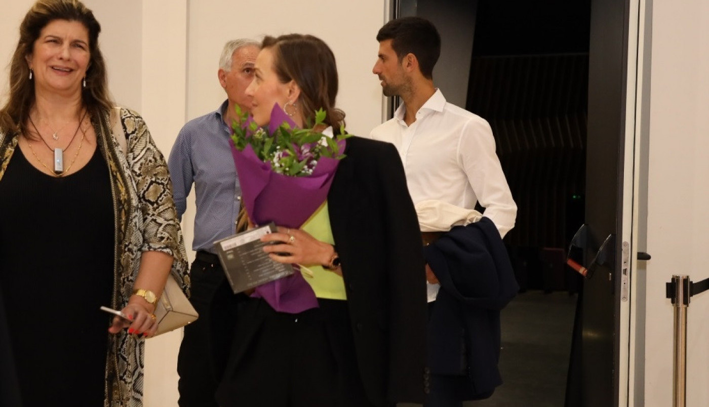 JELENA ĐOKOVIĆ SE POJAVILA U GRADU, otkrila je još jedan adut! Ovakvu je još nismo videli, pokazala je da i ovo može da nosi! (FOTO)
